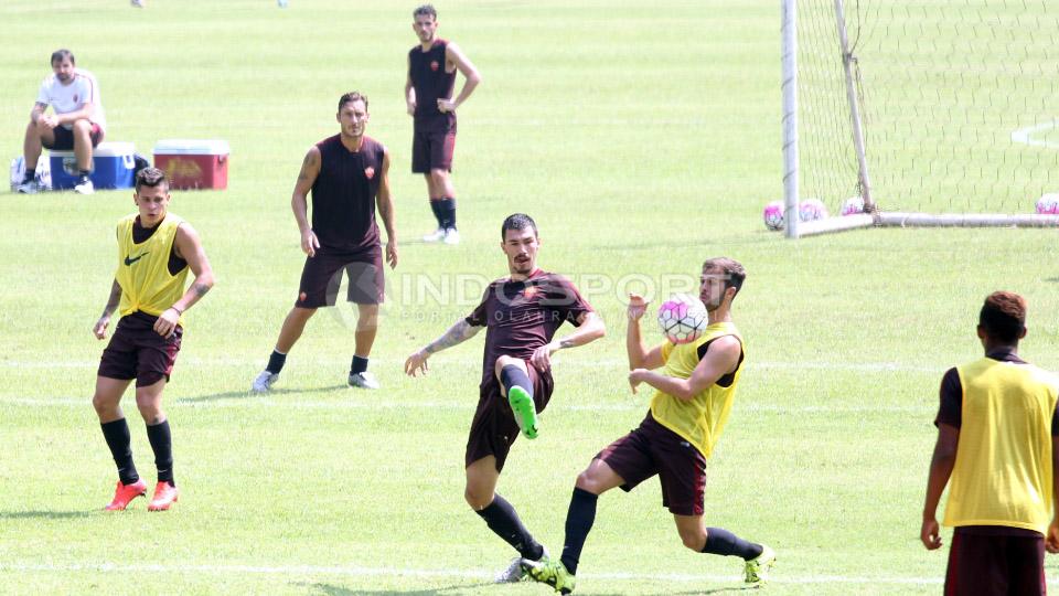 Skuat As Roma sedang menjajal Stadion GBK Sabtu (25/7/15) pagi.  Pasukan Gillorossi membatalkan sejumlah kegiatan seperti coaching clinic dan hanya melakukan sesi latihan ringan.